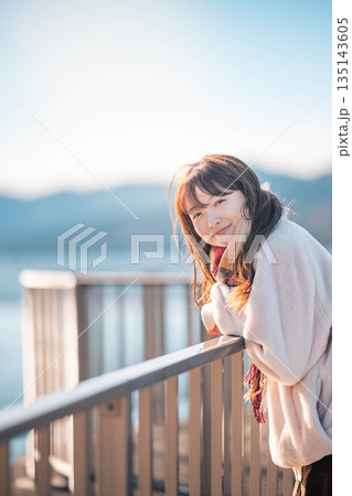 海辺に立つ若い女性 海辺に立つ若い女性 135143605