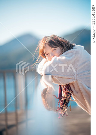 海辺に立つ若い女性 135143607