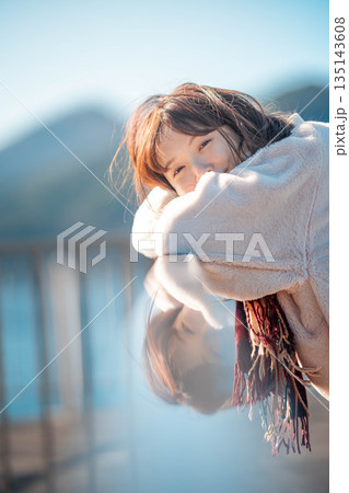 海辺に立つ若い女性 135143608