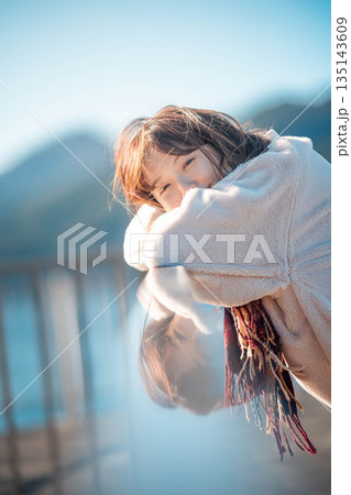 海辺に立つ若い女性 135143609