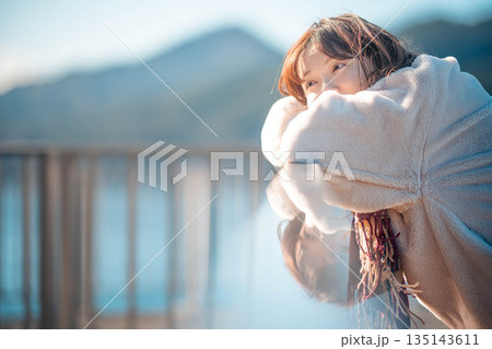 海辺に立つ若い女性 135143611