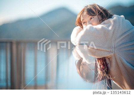 海辺に立つ若い女性 135143612