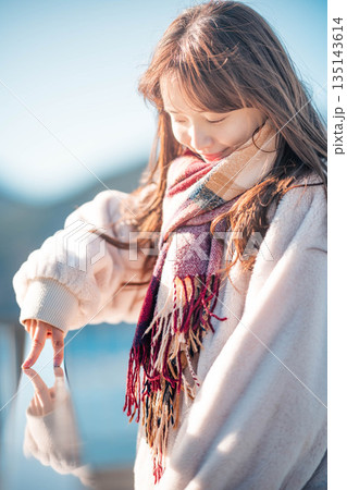 海辺に立つ若い女性 135143614