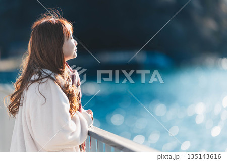 海辺に立つ若い女性 135143616