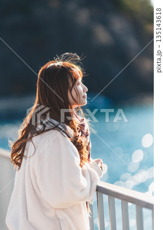 海辺に立つ若い女性 135143618