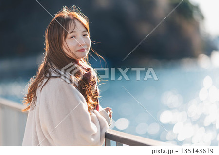 海辺に立つ若い女性 135143619