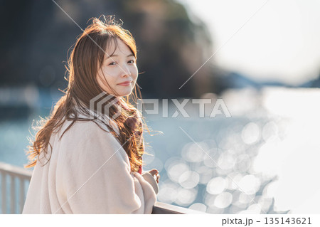 海辺に立つ若い女性 135143621