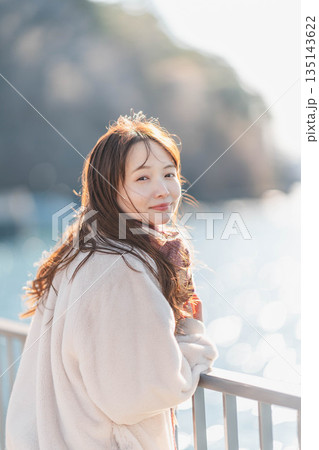 海辺に立つ若い女性 135143622