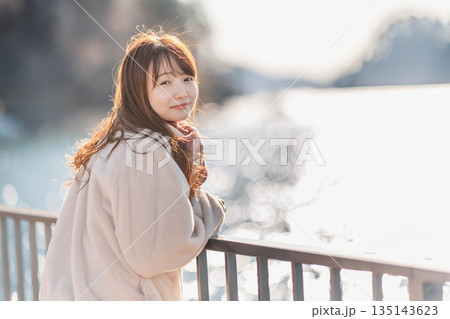 海辺に立つ若い女性 135143623