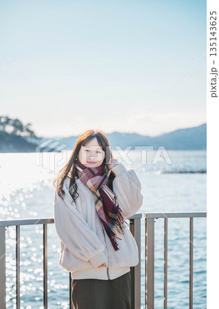 海辺に立つ若い女性 135143625