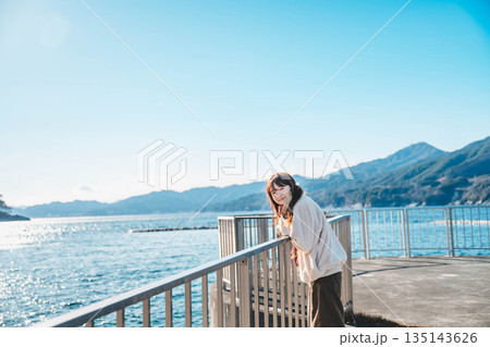 海辺に立つ若い女性 135143626