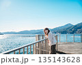 海辺に立つ若い女性 135143628