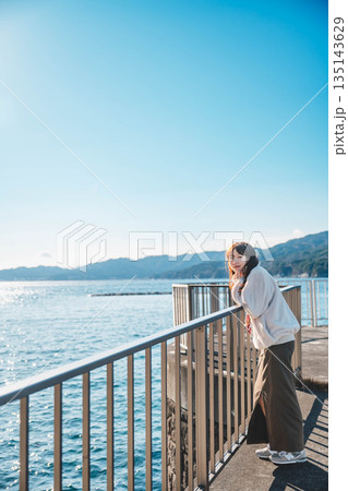 海辺に立つ若い女性 海辺に立つ若い女性 135143629