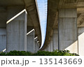 高速道路の下から見た風景 135143669