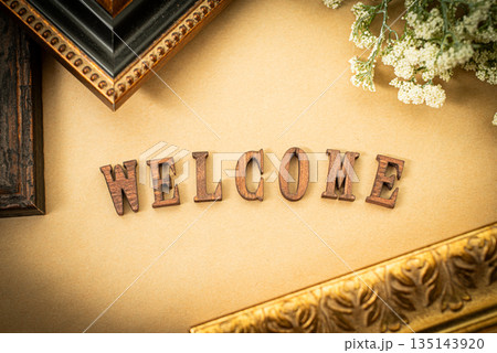 アンティークな装飾とWELCOMEの文字 135143920