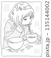 うどんを食べる子　白黒 135144002