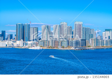 日本の東京都市景観　豊海地区や晴海のタワマン群、照洋丸、エメラルダス、東京スカイツリーなどを望む 135144003