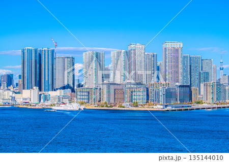 日本の東京都市景観　豊海地区や晴海のタワマン群、照洋丸、エメラルダス、東京スカイツリーなどを望む 135144010