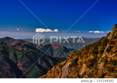 UFOラインから見る紅葉した四国山脈 135144262
