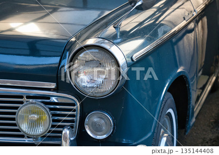 クラシックカーのヘッドライトとボディのディテール 135144408