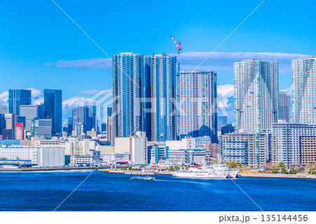 日本の東京都市景観　豊海地区や晴海のタワマン群、照洋丸、エメラルダスなどを望む 135144456