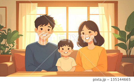 リビングで過ごす笑顔の日本人家族 135144665