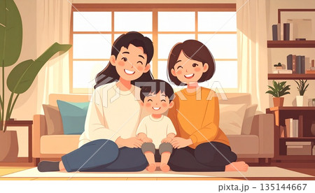 リビングで過ごす笑顔の日本人家族 リビングで過ごす笑顔の日本人家族 135144667