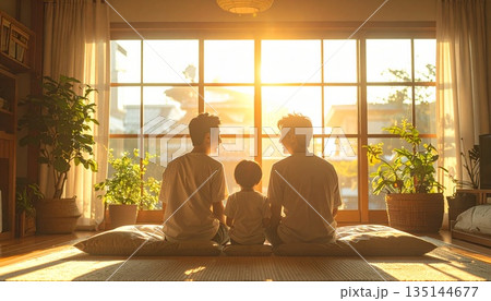 リビングで過ごす笑顔の日本人家族 リビングで過ごす笑顔の日本人家族 135144677