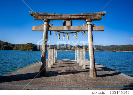 鳴無神社の海の鳥居の風景(須崎市) 鳴無神社の海の鳥居の風景(須崎市) 135145143