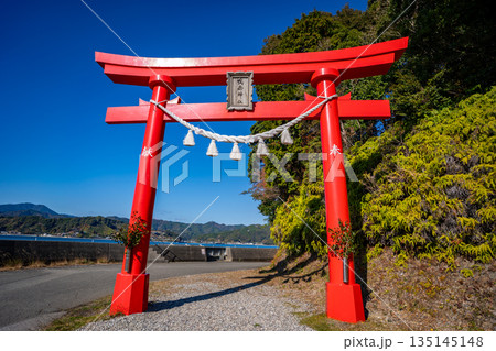 鳴無神社の赤鳥居の風景（須崎市） 135145148