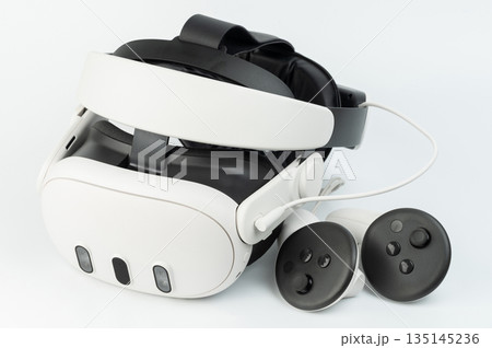 White Vr goggles headset with strap White Vr goggles headset with strap 135145236