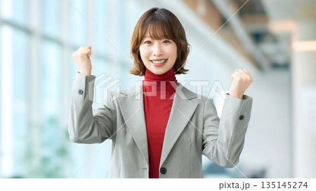 ガッツポーズをする女性・ビジネスウーマン ガッツポーズをする女性・ビジネスウーマン 135145274