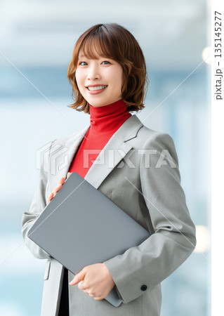 ノートパソコンを持つ女性・ビジネスウーマン 135145277