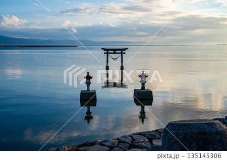 永尾剱神社の海鳥居の夕景（宇城市） 135145306