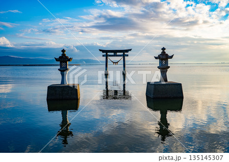 永尾剱神社の海鳥居の夕景（宇城市） 135145307