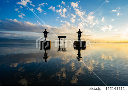 永尾剱神社の海鳥居の夕景（宇城市） 135145311