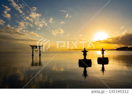 永尾剱神社の海鳥居の夕景（宇城市） 135145312