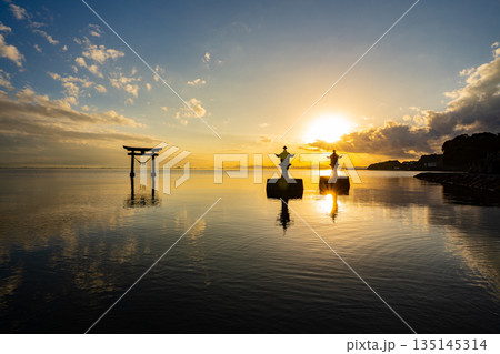 永尾剱神社の海鳥居の夕景（宇城市） 135145314