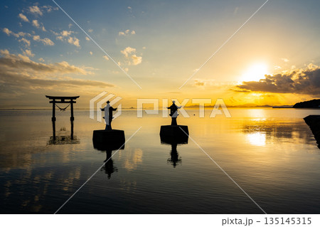 永尾剱神社の海鳥居の夕景（宇城市） 135145315