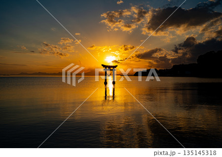 永尾剱神社の海鳥居の夕景（宇城市） 135145318