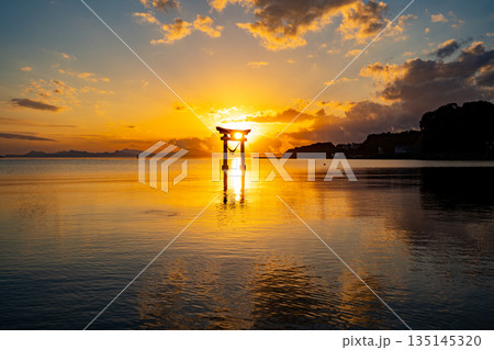 永尾剱神社の海鳥居の夕景（宇城市） 135145320