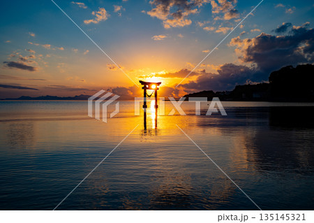 永尾剱神社の海鳥居の夕景（宇城市） 135145321