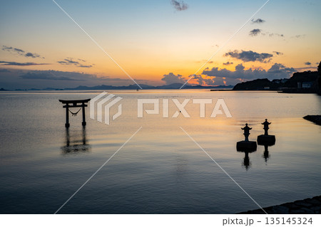 永尾剱神社の海鳥居の夕景（宇城市） 135145324