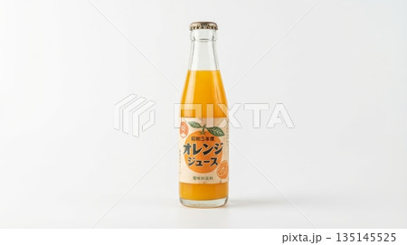 昭和レトロな雰囲気の懐かしい瓶入りのオレンジジュースと白い背景 135145525