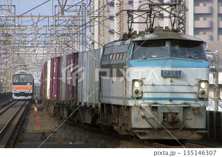 武蔵野線を行く貨物列車（EF66形1号機牽引） 135146307