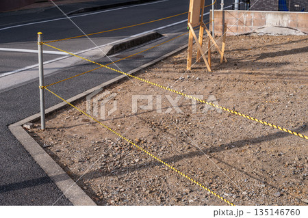 更地と建築計画看板 135146760
