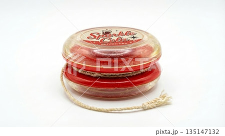 白い背景に置かれた赤いプラスチック製のヨーヨーと懐かしい子供の遊び道具 135147132