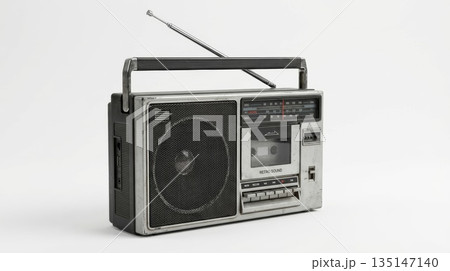 白い背景に置かれたシルバーの古いラジカセとカセットデッキのクローズアップ 白い背景に置かれたシルバーの古いラジカセとカセットデッキのクローズアップ 135147140