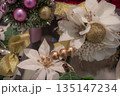 華やかなクリスマスリース 135147234