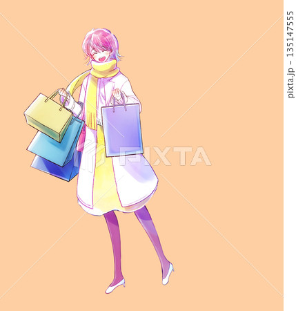 買い物袋をたくさん持った女性　笑顔　冬 135147555